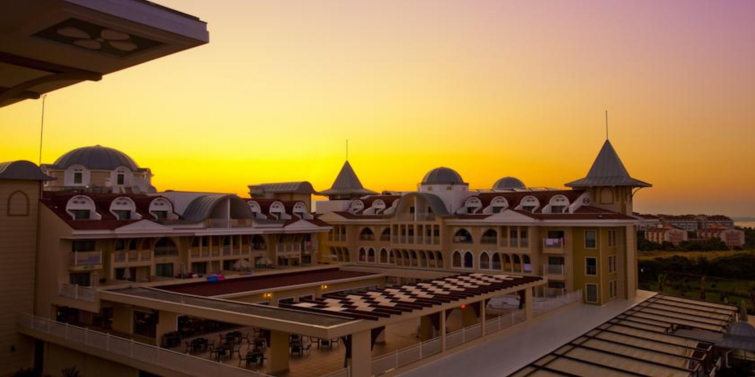 Resort Star - Side